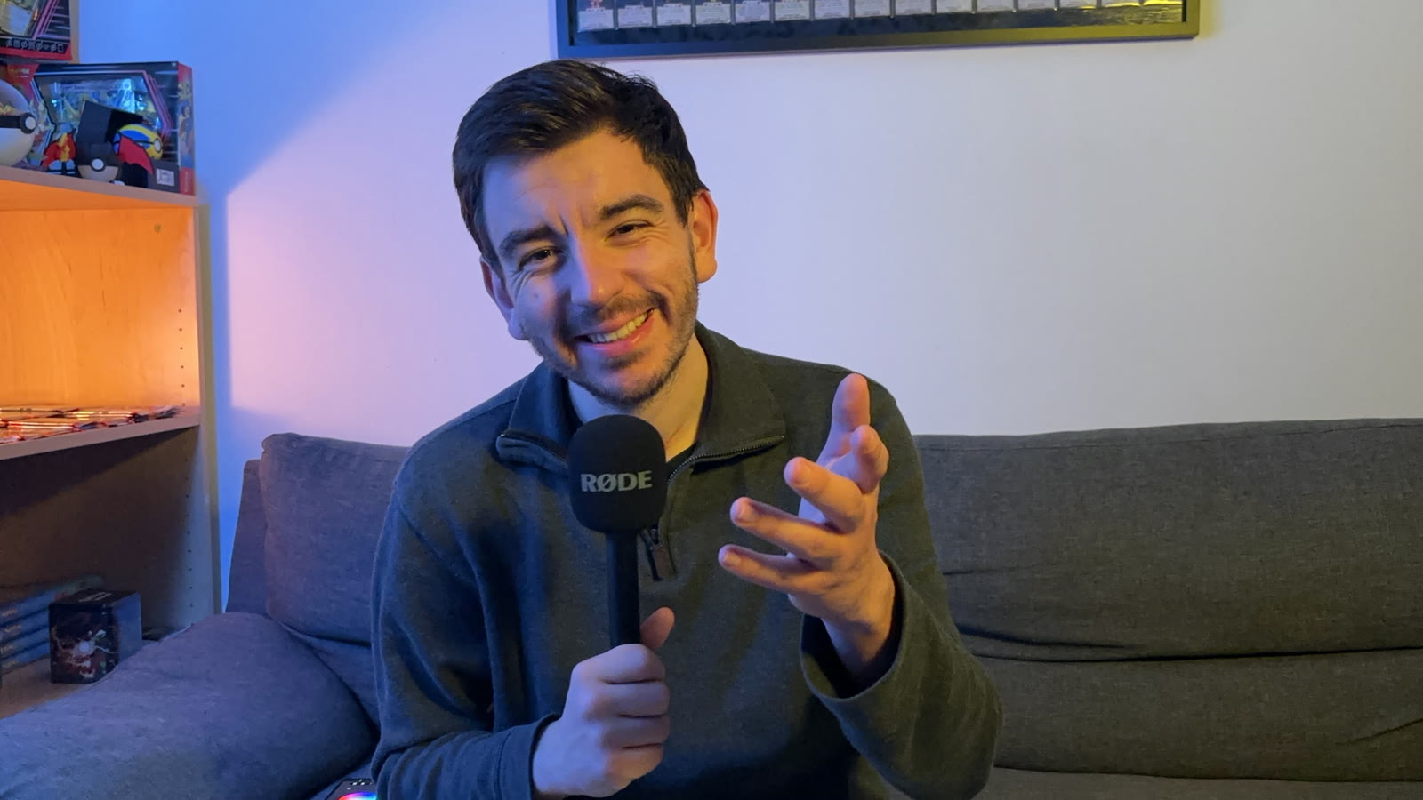 Steven Klinger au micro, en train de parler face caméra pendant un enregistrement.