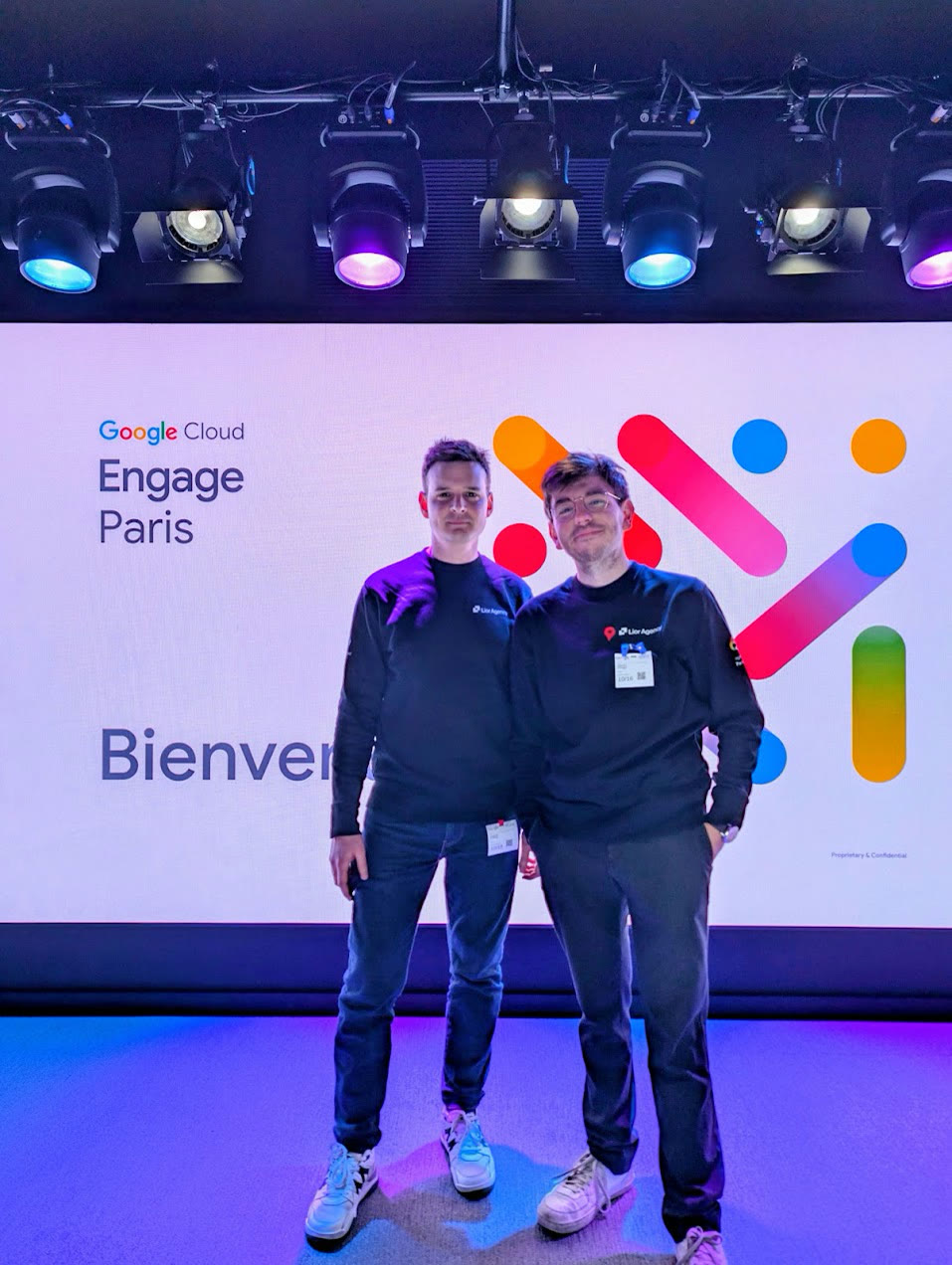 Deux intervenants sur la scène d’accueil de Google Cloud Engage Paris.