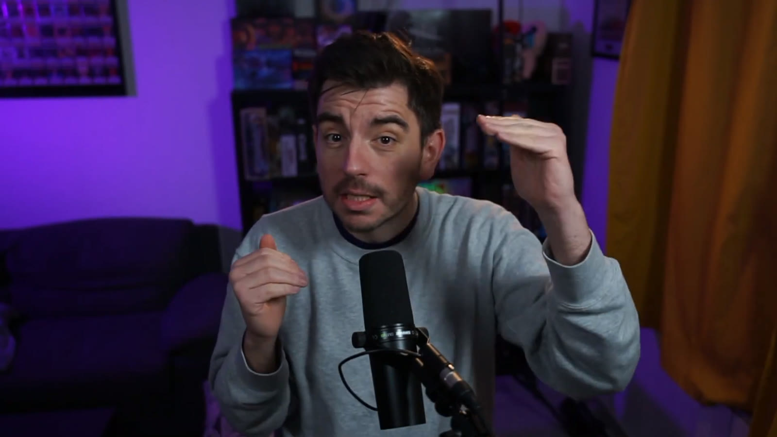 Steven Klinger en plan facecam sous éclairage violet, pendant la vidéo sur la tendance qui exploite les enfants sur Internet.